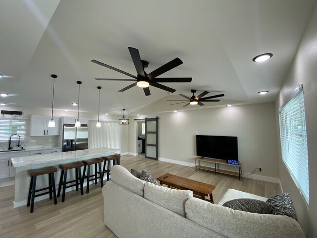 Foto del edificio - Move-In Ready 3-Bed, 2-Bath Home in Ainaloa – AC, Garage & Wi-Fi Included