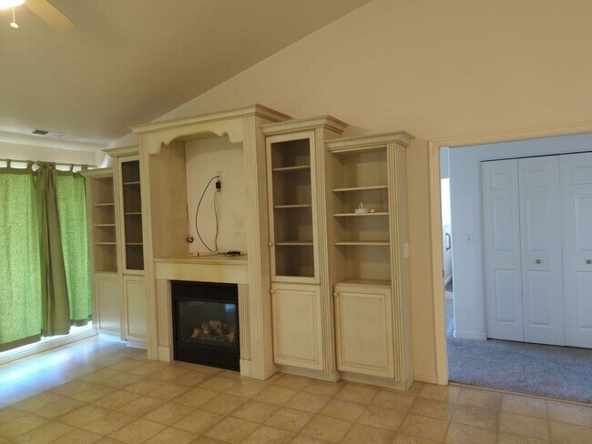 Foto del edificio - Charming 2-Bedroom + Office Home with Spacious Layout & Serene Backyard. Access to Community Pool...