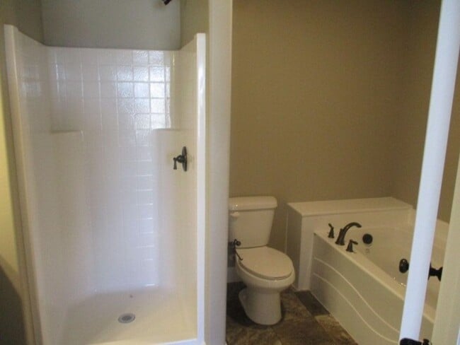 Building Photo - 3 Bed - 2.5 bath Town home in the heart of Cedar City!