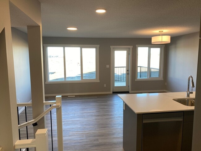 Photo du bâtiment - 1430 Aster Way NW