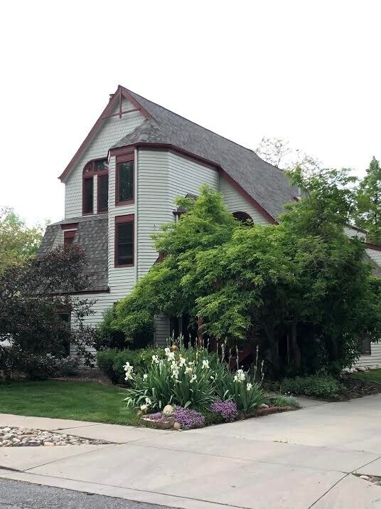 Building Photo - Updated 3 Bed 2 Bath Victorian Style Townhome