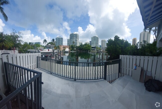 Building Photo - 255 Poinciana Island Dr