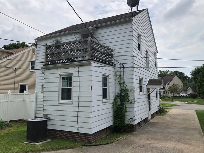 Building Photo - Three Bedroom House for rent