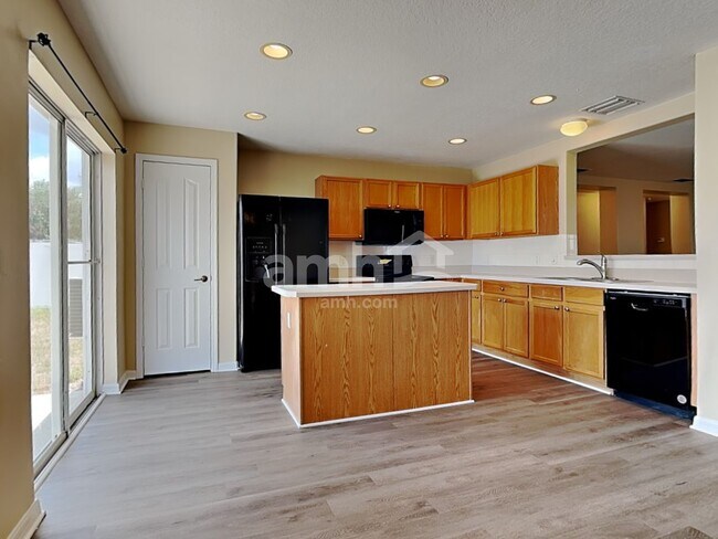 Foto del edificio - 10512 Boyette Creek Blvd