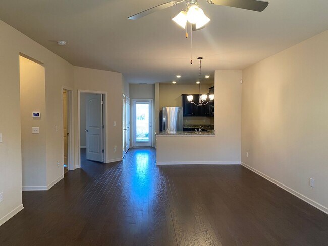 Foto del edificio - Spacious End Unit Townhome! 4 BR, 3 BA, 1 ...