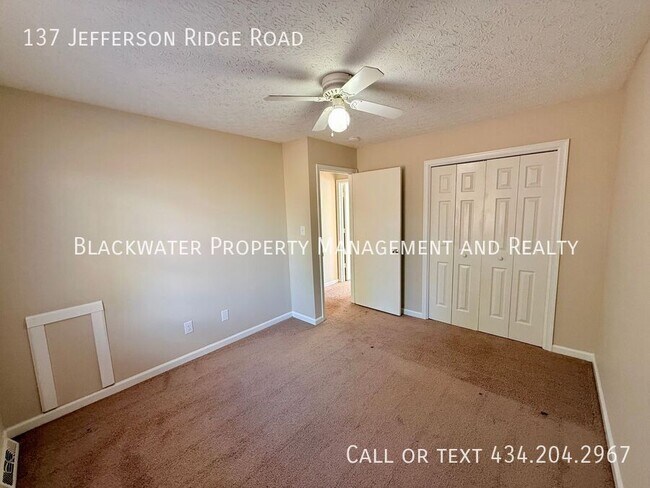 Foto del edificio - 137 Jefferson Ridge Rd
