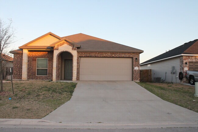 Acogedor con camino de entrada amplio y profundo. - 1027 Aurora Grove Bnd