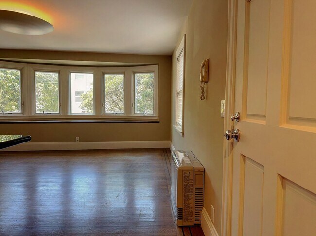 Building Photo - Charming 1 Bed, 1 Bath Cole Valley Condo -...