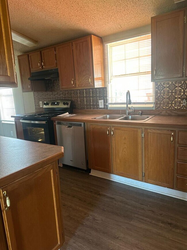 Building Photo - Murfreesboro Home on 2 acres with workshops. 3/2