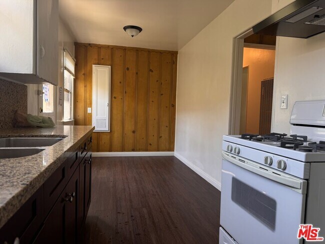 Foto del edificio - 718 Brent Ave