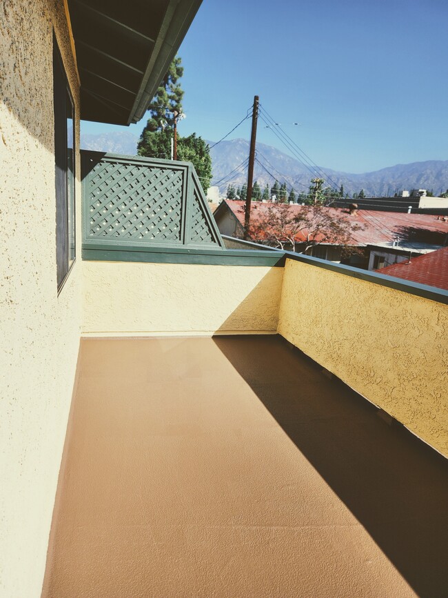 Private Patio - 131 Montana St