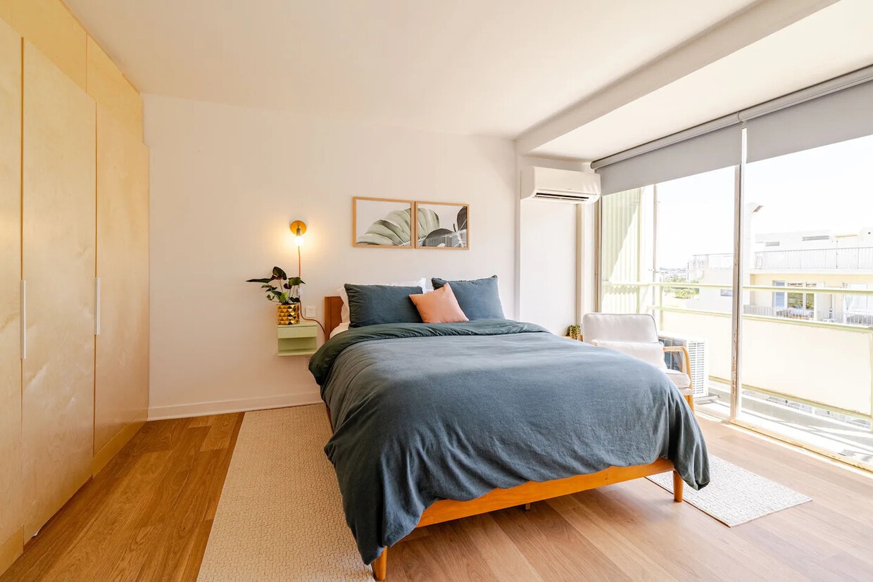 Comfortable queen bed - 445 Kaiolu St (Honolulu, HI)