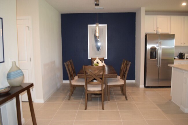 Building Photo - Stunning and elegant fully furnished 3/2/2 villa with Pool, hot tub & Lake views