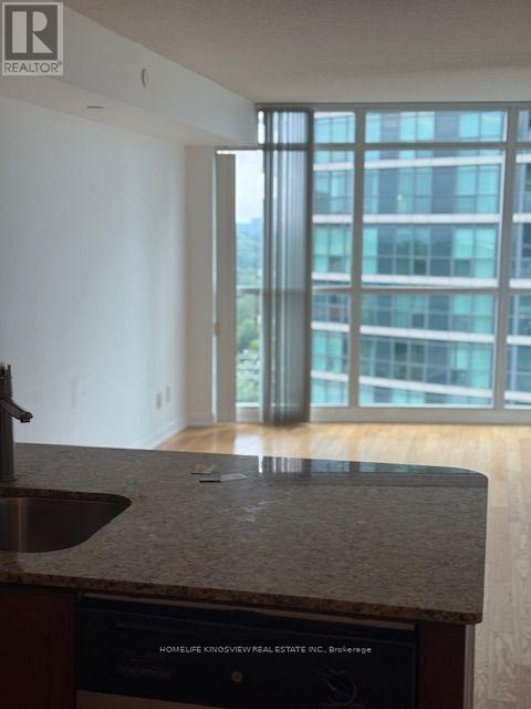 Photo du bâtiment - 215 Sherway Gardens Rd