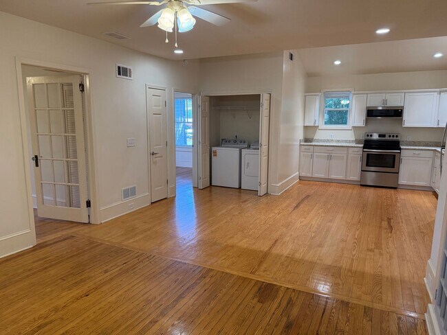 Foto del edificio - Beautiful 3 Bedroom Apartment