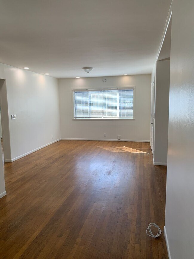 Foto del edificio - 3 + 1 Single Story Home