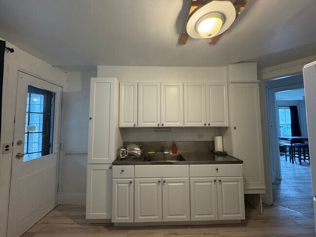 Foto del edificio - 103 College Ave (2026-2027)