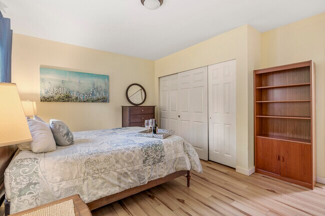 2do dormitorio - Armario grande - 20043 Forest Park Dr NE