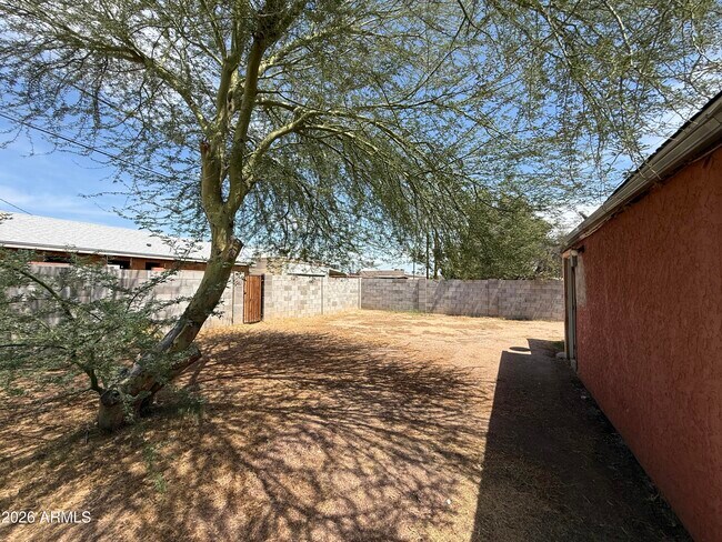 Foto del edificio - 2732 W Luke Ave