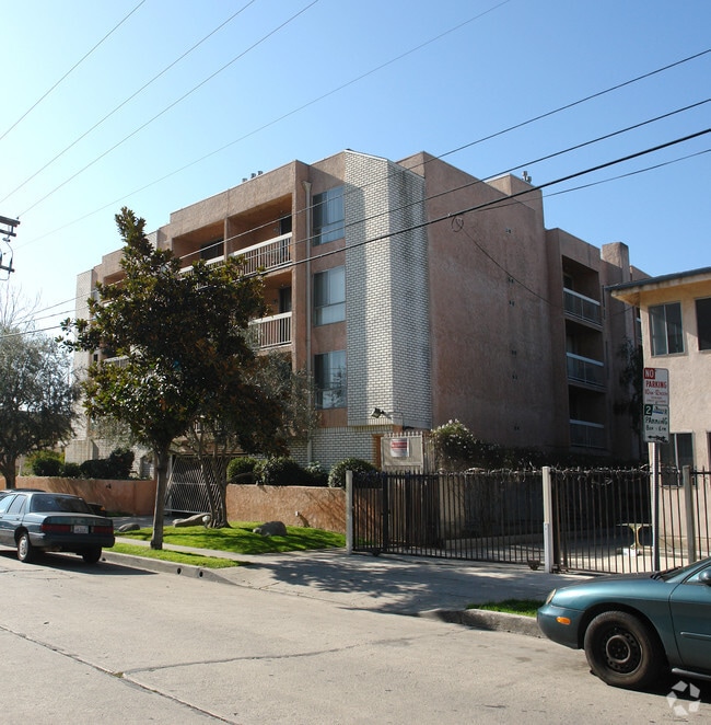Building Photo - Bakman Towers