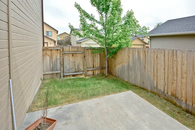 Building Photo - 4 bedrooms 2.5 bathroom in SW Boise