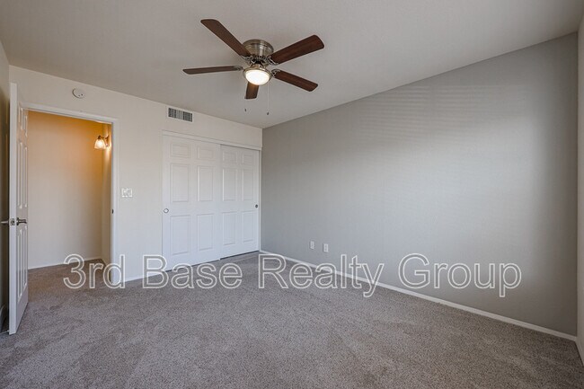 Building Photo - 11024 S Desert Lake Dr