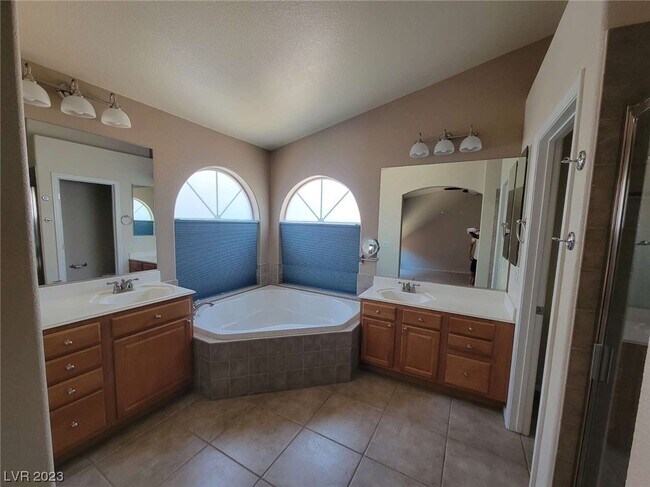 Foto del edificio - 8161 Cane Creek Mill Ct