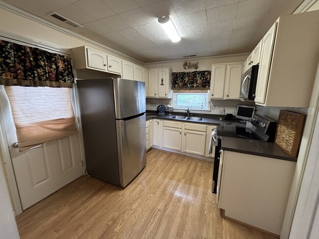 Building Photo - 1058 US-150