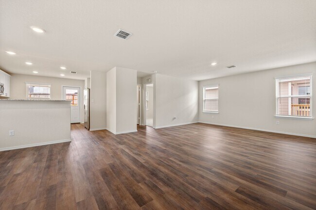 Foto del edificio - 4 Week Free Move In Special! Spacious 4-Bedroom Corner-Lot Home with Game Room in New Braunfels