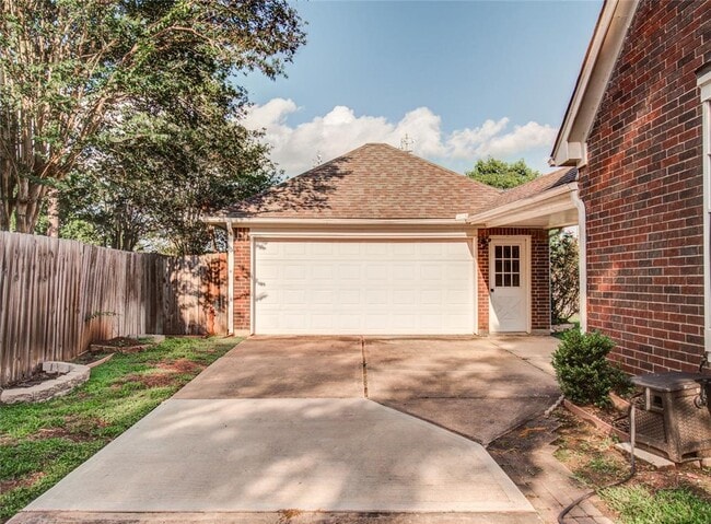 Building Photo - 2735 Oakland Dr