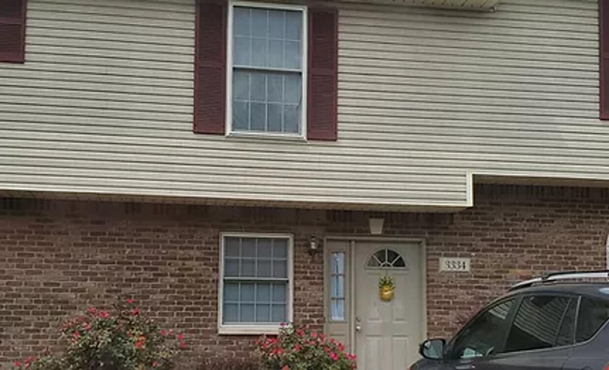 Primary Photo - 3334 S Oaklawn Cir