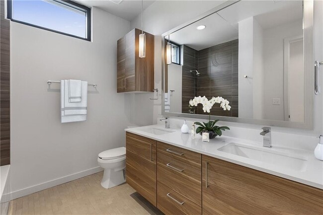 Building Photo - 1501 E 4th St