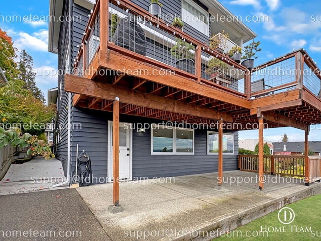 Building Photo - Bottom Unit Duplex with Private Patio and ...