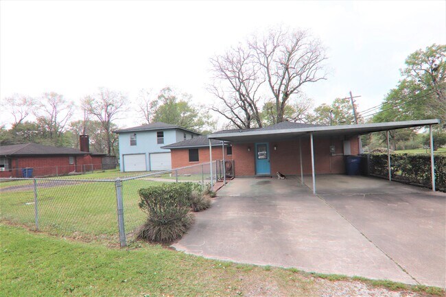 Foto del edificio - 250 Sawmill Rd