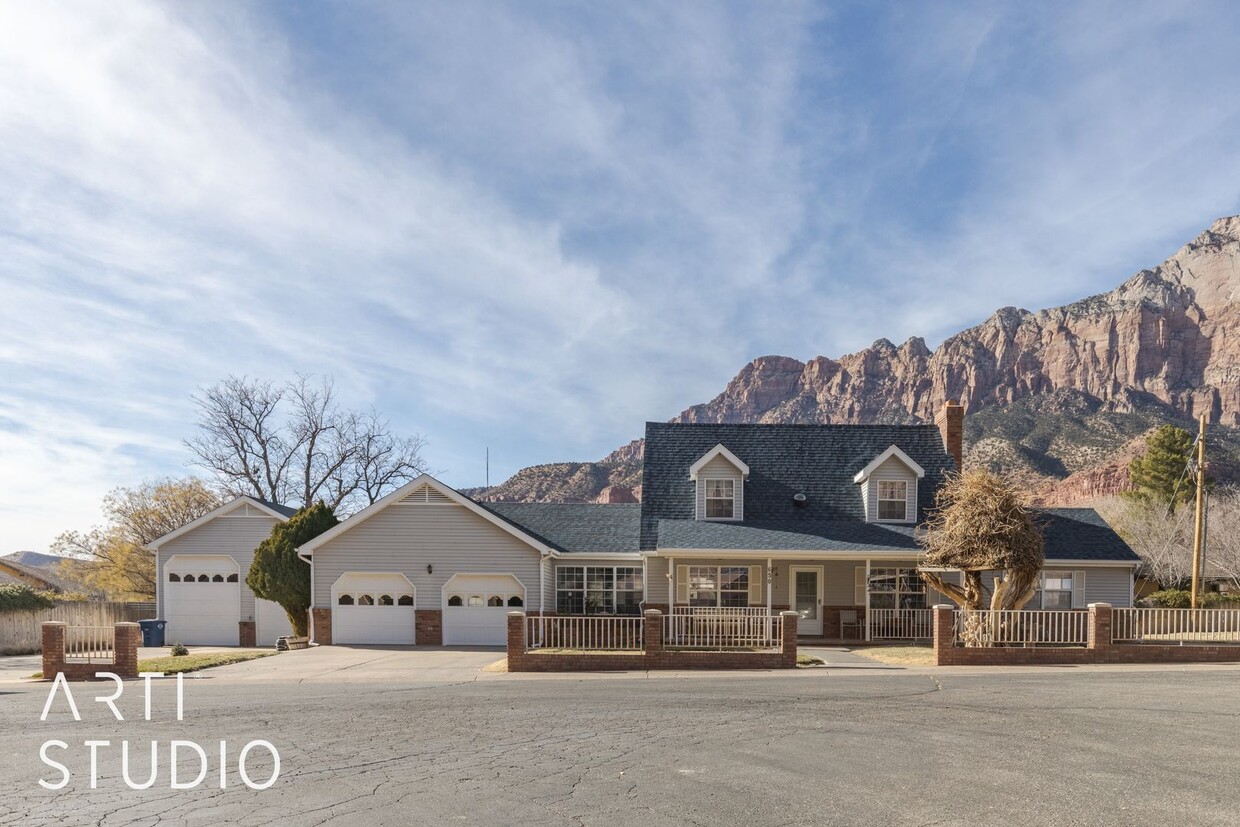 Primary Photo - Beautiful Views, 3 Bedroom, 3 Bathroom Spr...