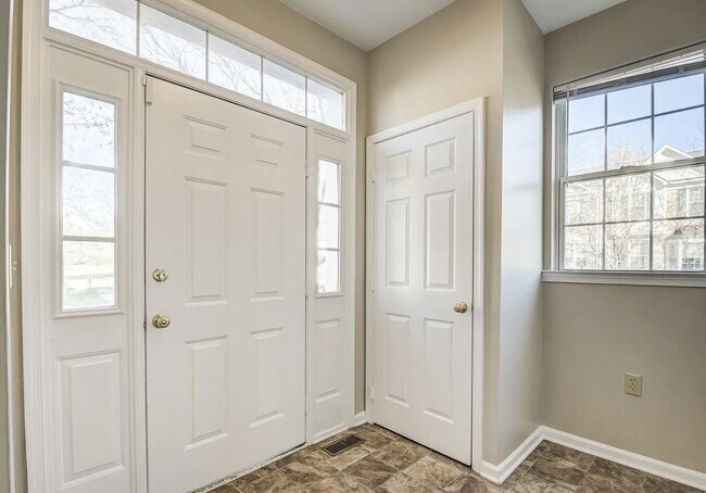 Foto del edificio - 4BD/3.5BA:  Spacious End Unit, Brick Townhome at the Knolls in Crofton.