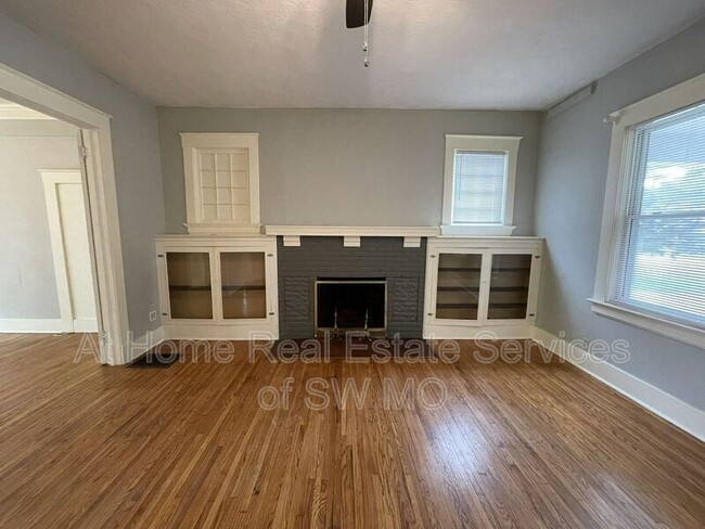 Building Photo - 1301 E Elm St