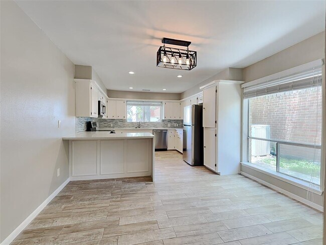 Building Photo - 807 Chateau Pl