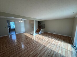 Building Photo - 3-03 Willowick Dr