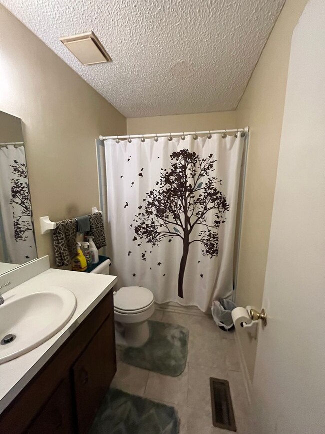 Building Photo - 2 Bedroom/ 1.5 Bath duplex in Madison