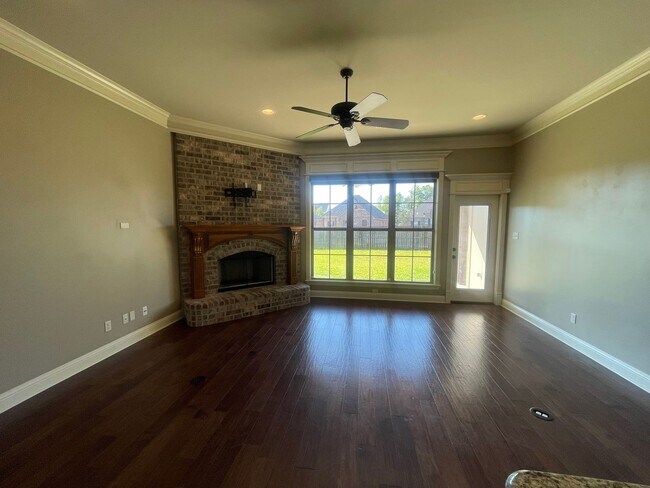Building Photo - Benton Beauty! Don't Miss Out!