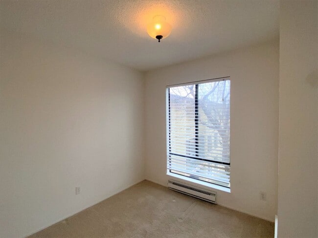 Building Photo - $500 Move In Special!!! One Bedroom Condo ...