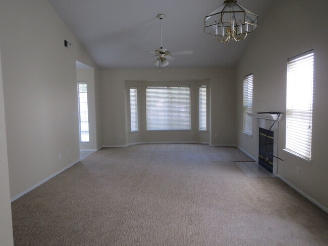 Building Photo - Nice home in Clovis. Near shopping, school...