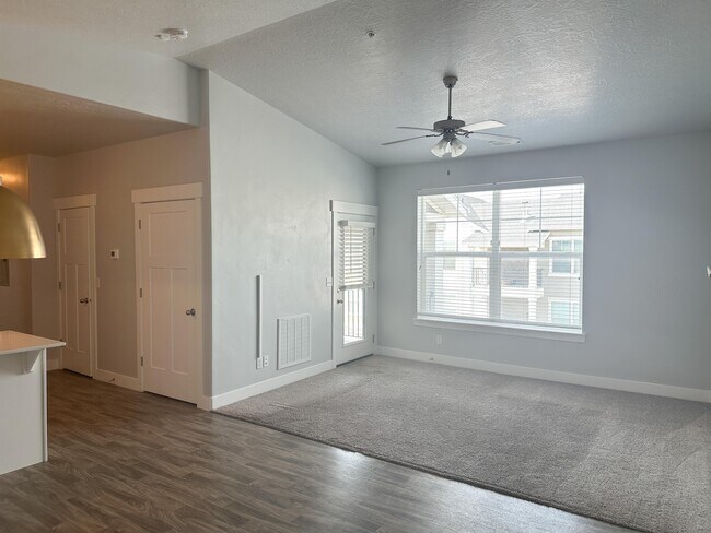 Building Photo - 107 W Seasons Dr
