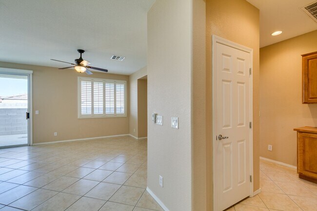 Foto del edificio - 6290 Majestic Hills Ave