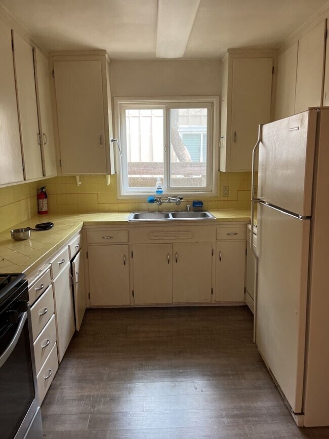 Building Photo - Great 5 bedroom house with large yard a block from campus available for September move in!