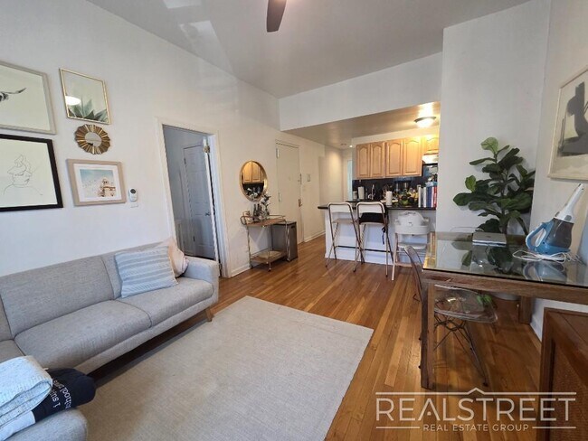 Foto del edificio - Magnificent 2BR in north Park Slope