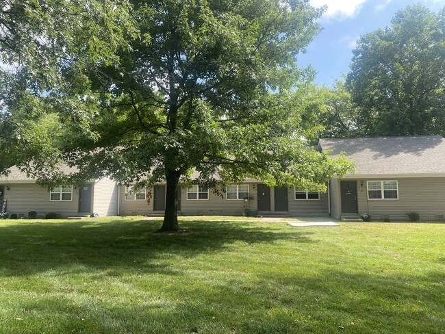 Building Photo - 703 Village Dr