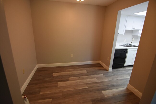 Building Photo - 1bed/1 bath, 2nd Floor Condo at Sandlewood...