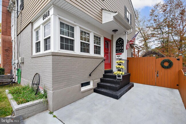 Building Photo - 6948 Westhampton Dr